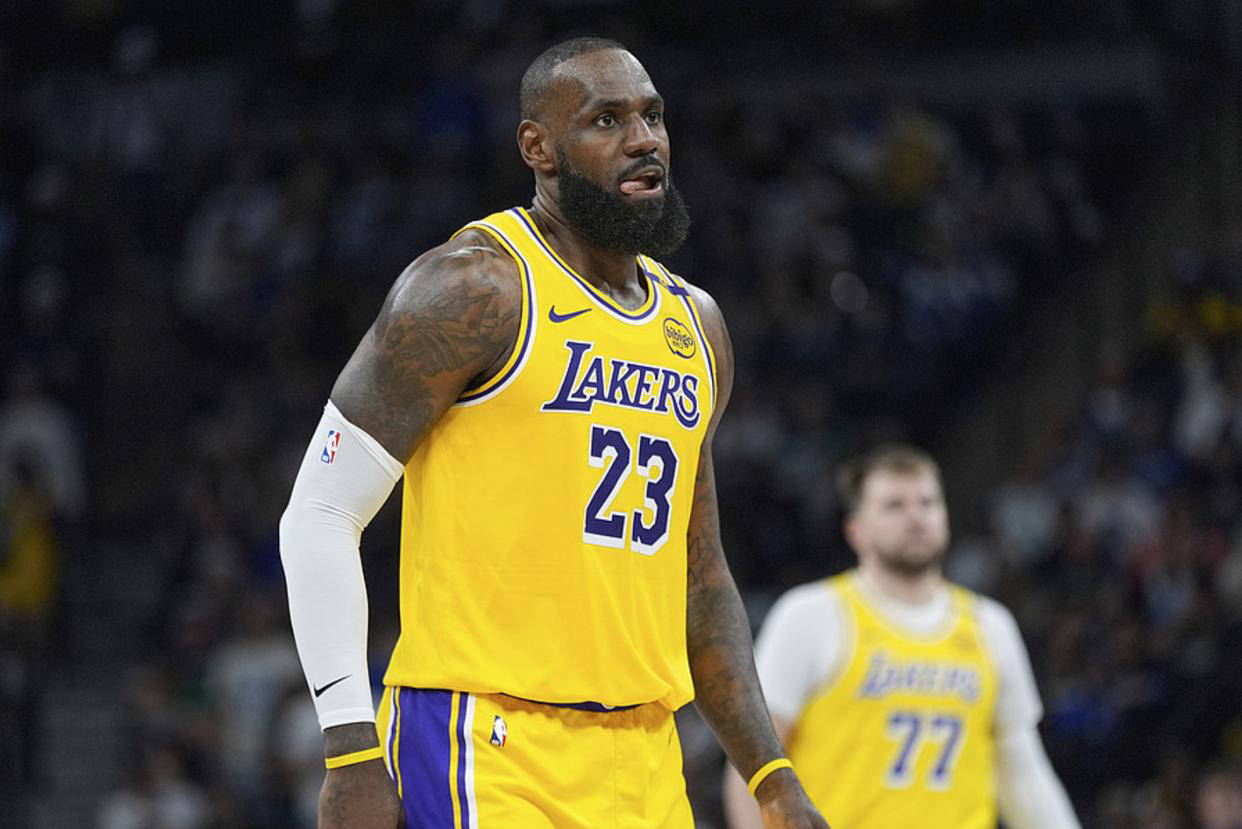 关于詹姆斯在季后赛中获得三双表现，刷新了个人记录的信息