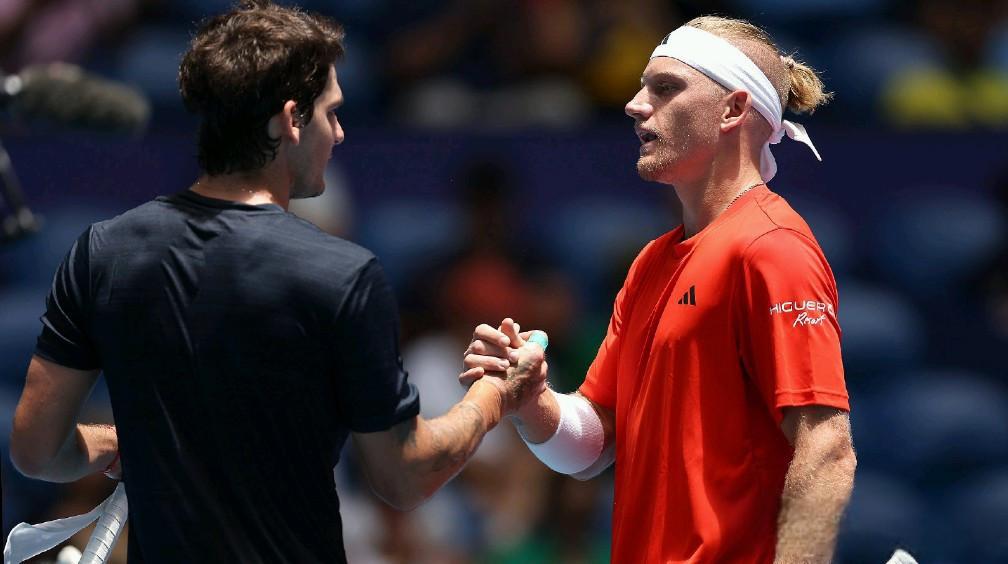 西班牙网球队横扫英国网球队，德约科维奇关键制胜的简单介绍