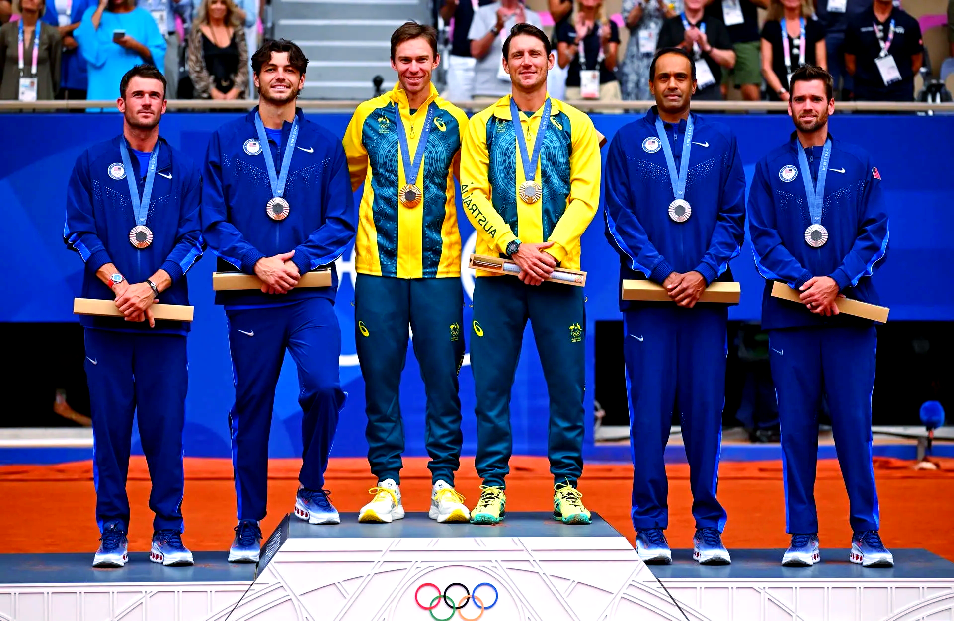 包含法国网球队完胜西班牙网球队，克耶高斯统治全场的词条