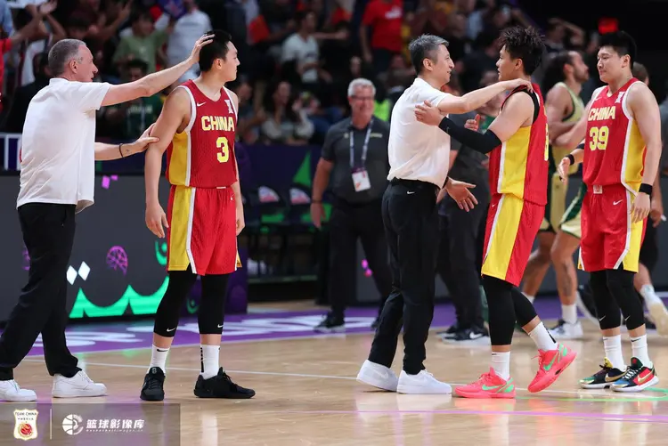 中国男篮翻盘澳大利亚男篮，丹尼·格林高光表现的简单介绍