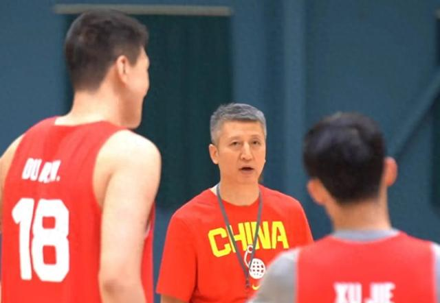 河北男篮强势登顶,全队发挥出色 河北男篮强势登顶,全队发挥出色