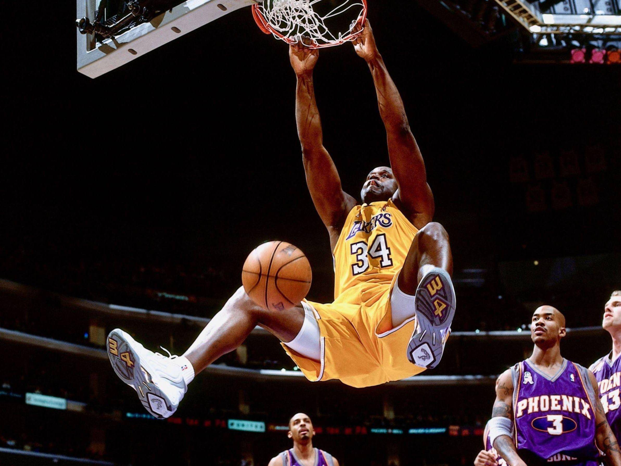 篮球场上球员的精彩扣篮令人赞叹不已