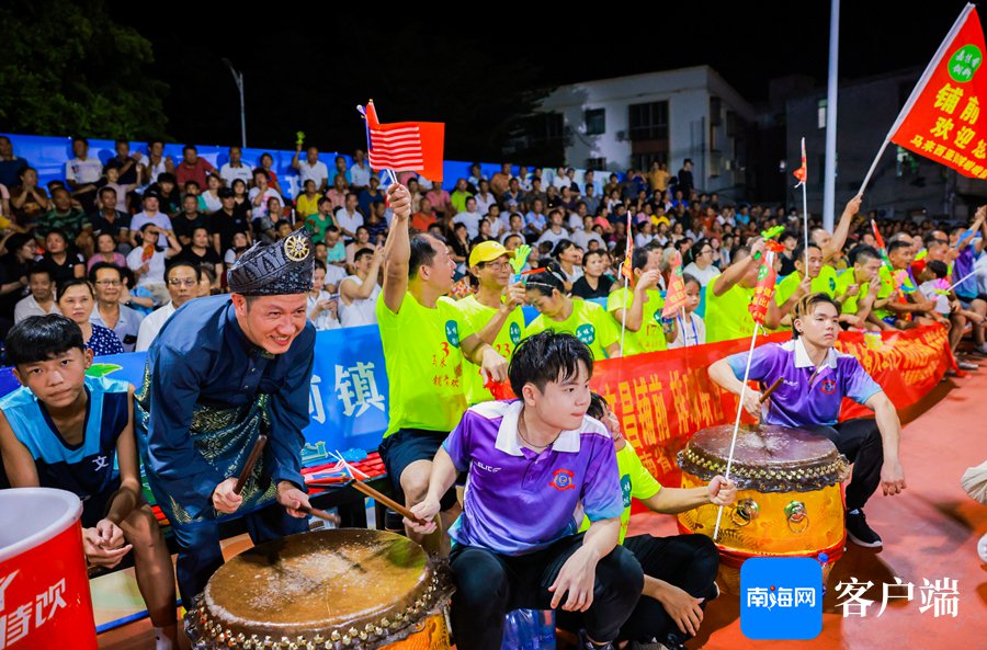 关于球迷狂热呐喊，助威气氛空前热烈的信息