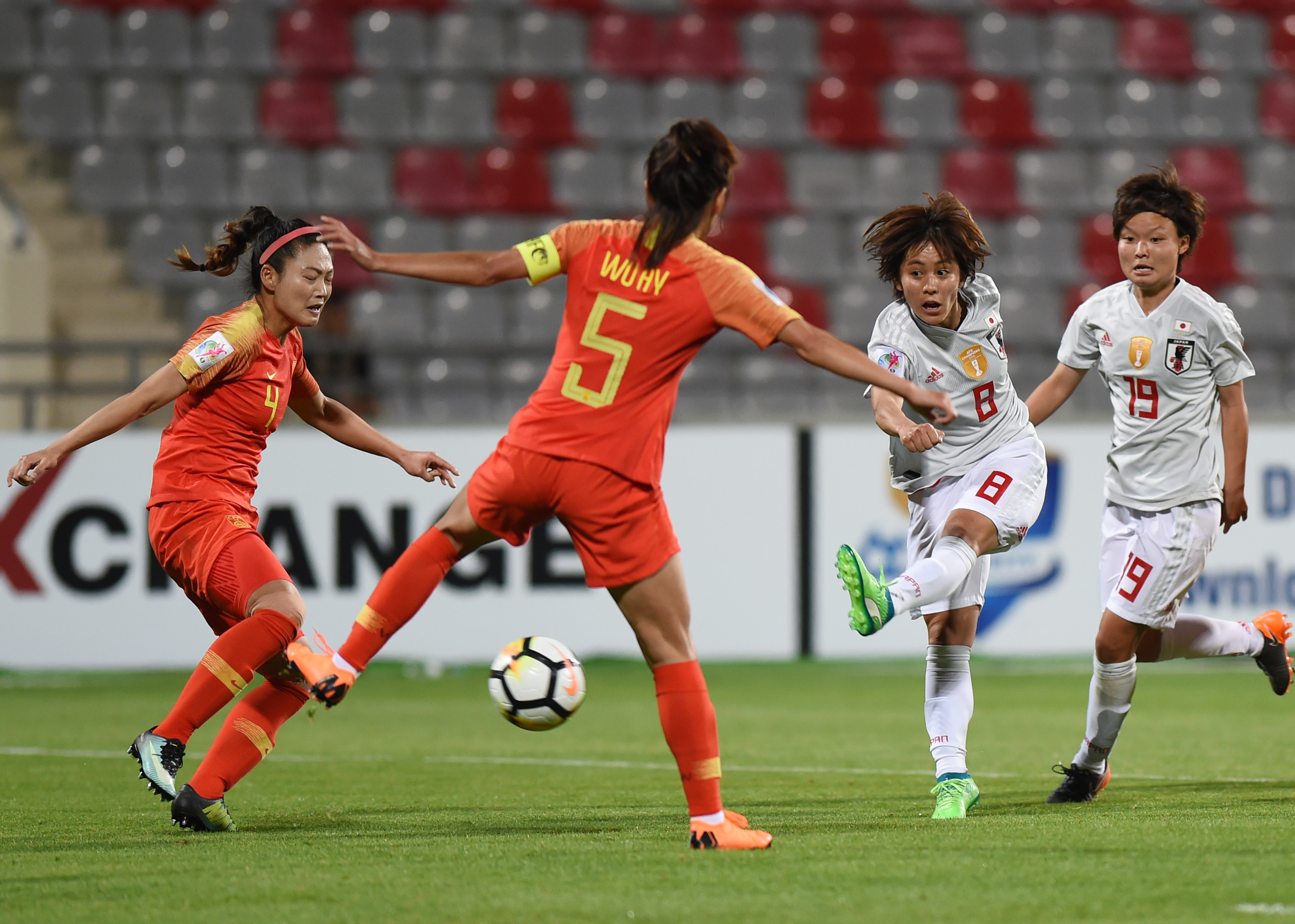 亚洲足球赛事中球场上的精彩瞬间 亚洲足球赛事中球场上的精彩瞬间