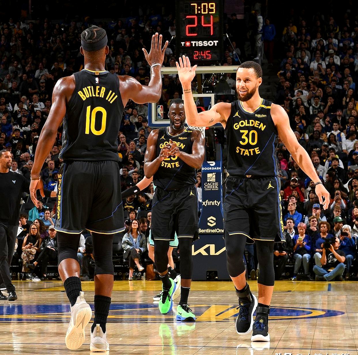 关于火箭队客场告捷，西部排名升至前四的信息