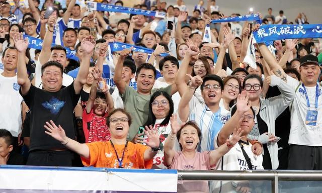 足球运动风云再起，球迷热情涌动