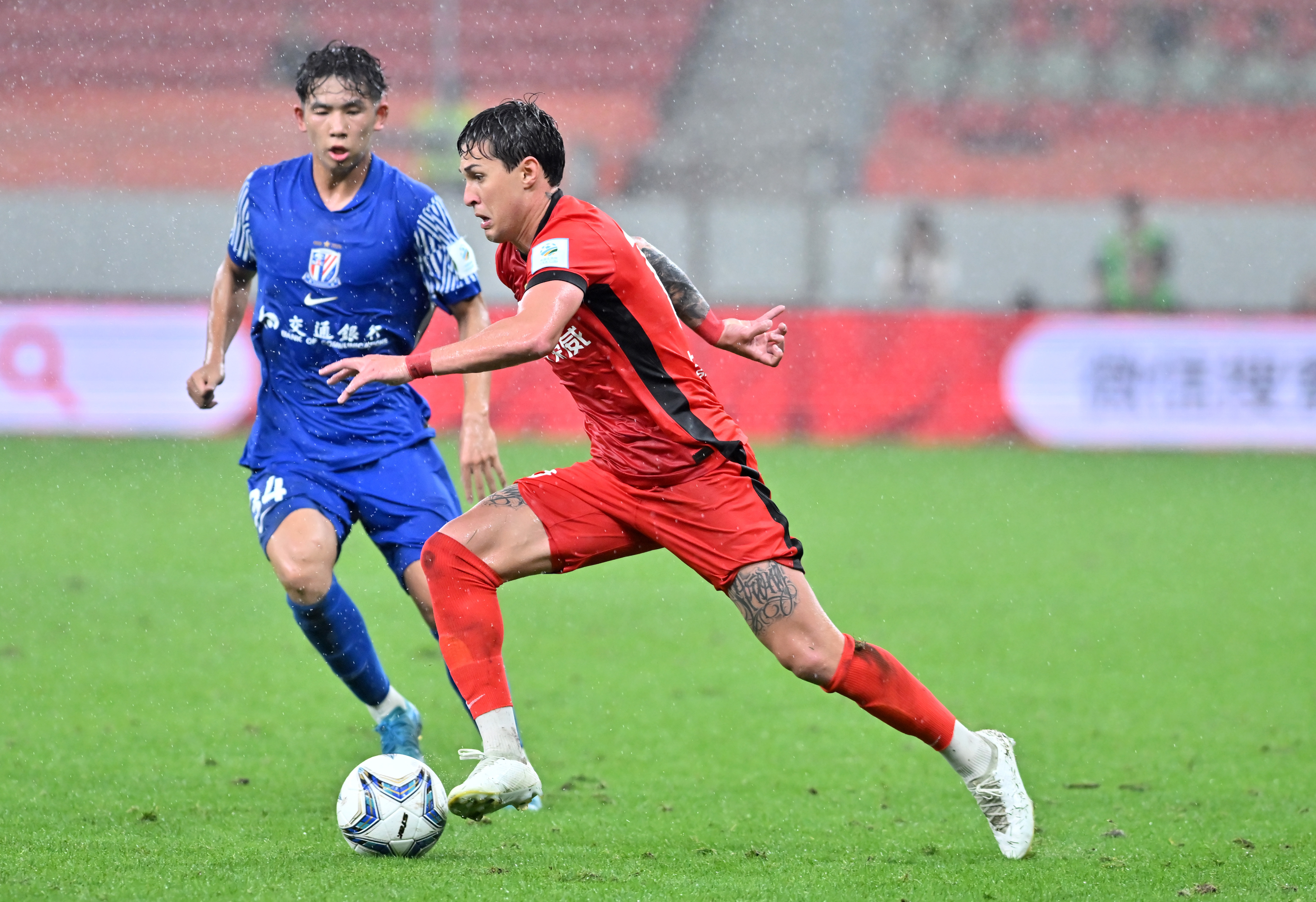 申花中场梅开二度，助球队取得胜利