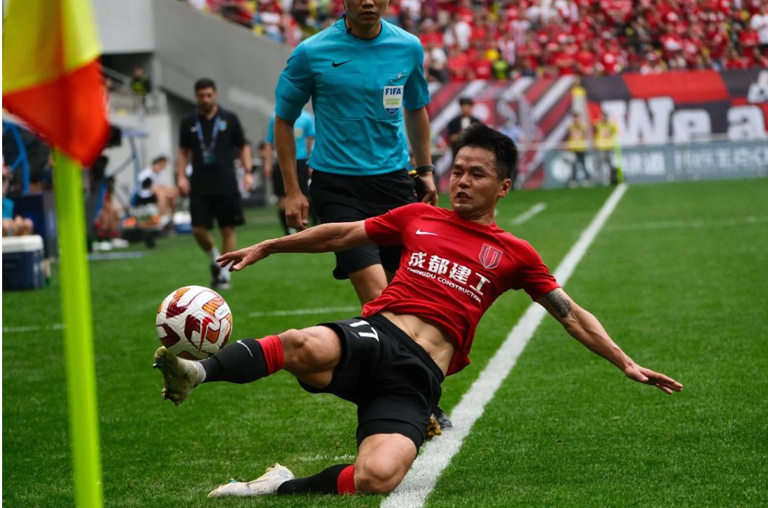 关于国内足球联赛战绩波澜起伏，球队战术精妙的信息