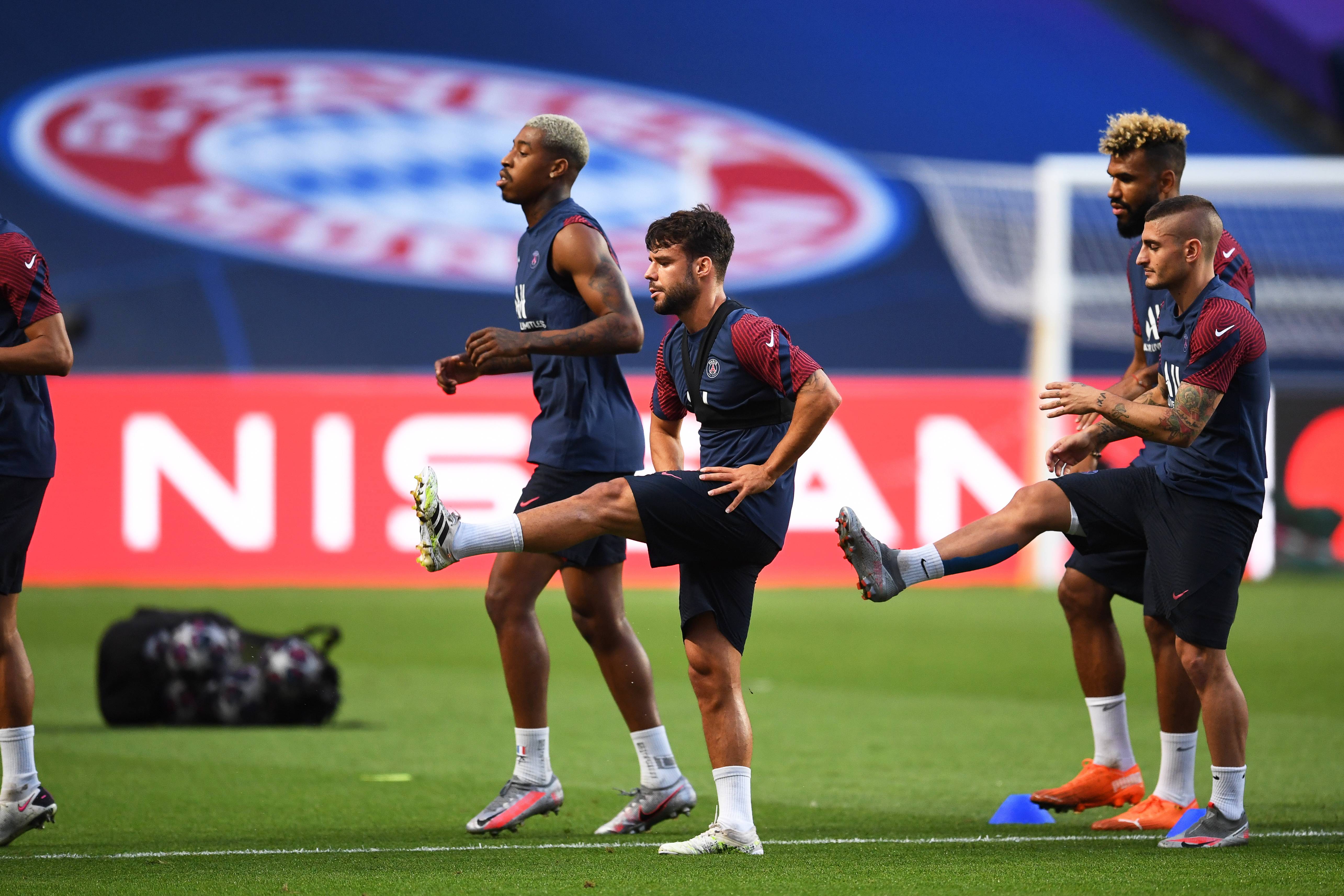 包含巴黎圣日耳曼队员集体训练，备战下一场比赛的词条