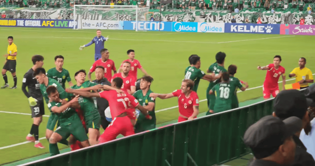 两队球员间的肢体对抗,场面煞是精彩的简单介绍 两队球员间的肢体对抗,场面煞是精彩的简单介绍