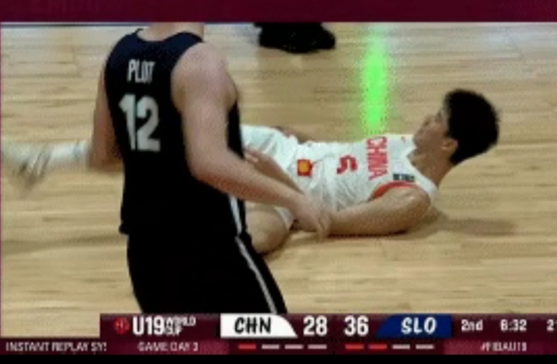 两队球员间的肢体对抗,场面煞是精彩的简单介绍 两队球员间的肢体对抗,场面煞是精彩的简单介绍