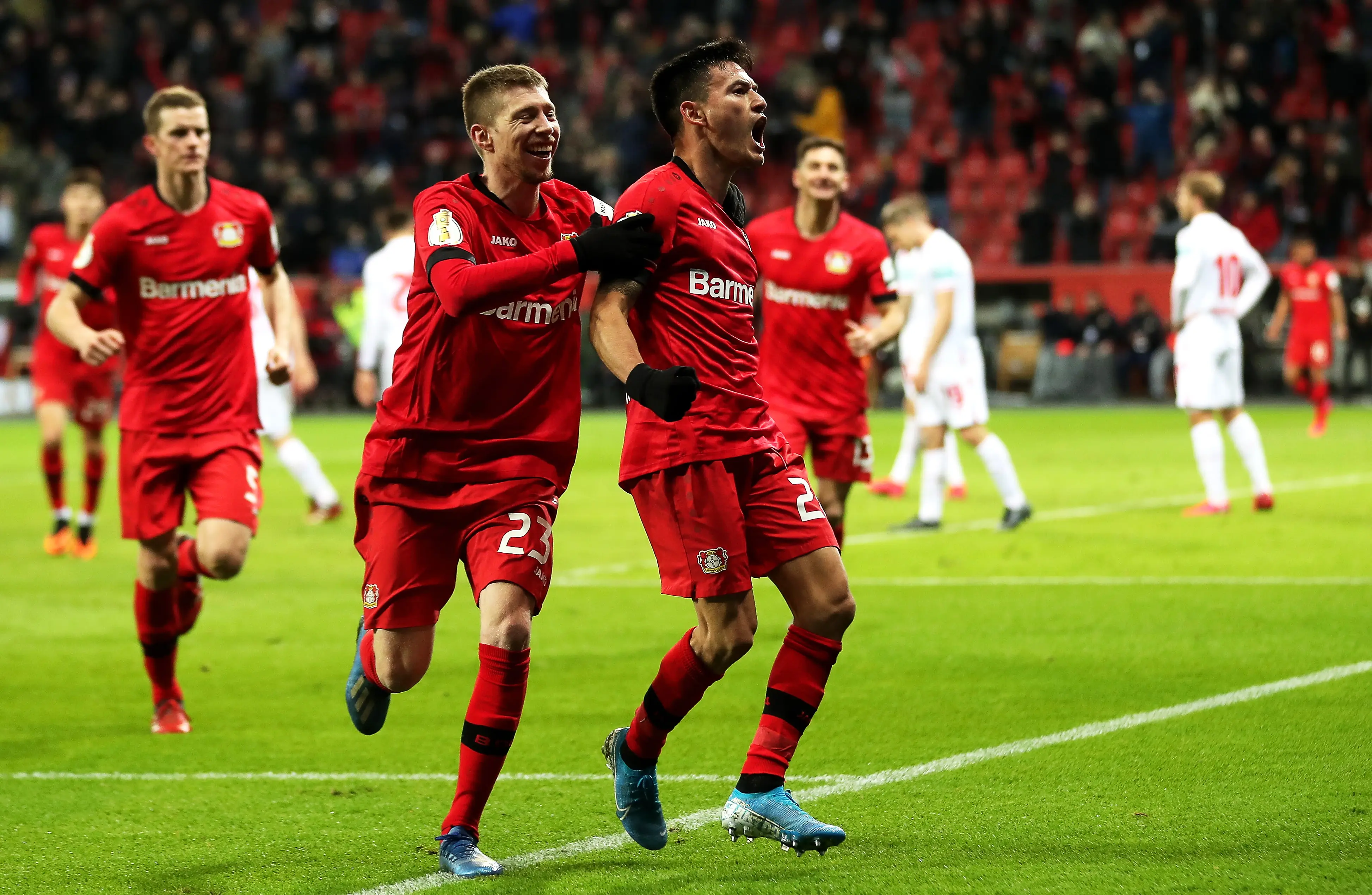 球员们在争夺胜利时展现出色技艺 球员们在争夺胜利时展现出色技艺