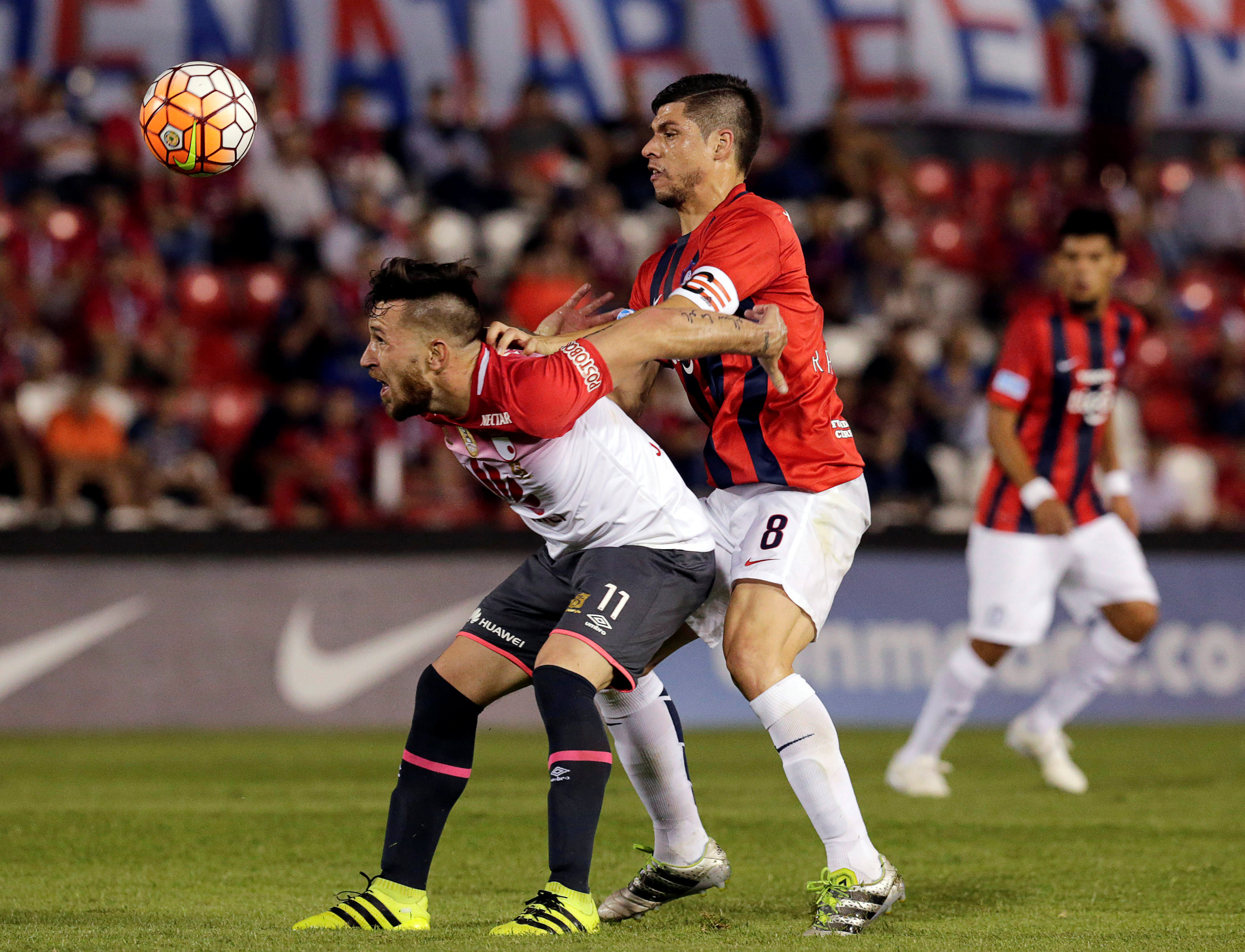 球员们在争夺胜利时展现出色技艺 球员们在争夺胜利时展现出色技艺