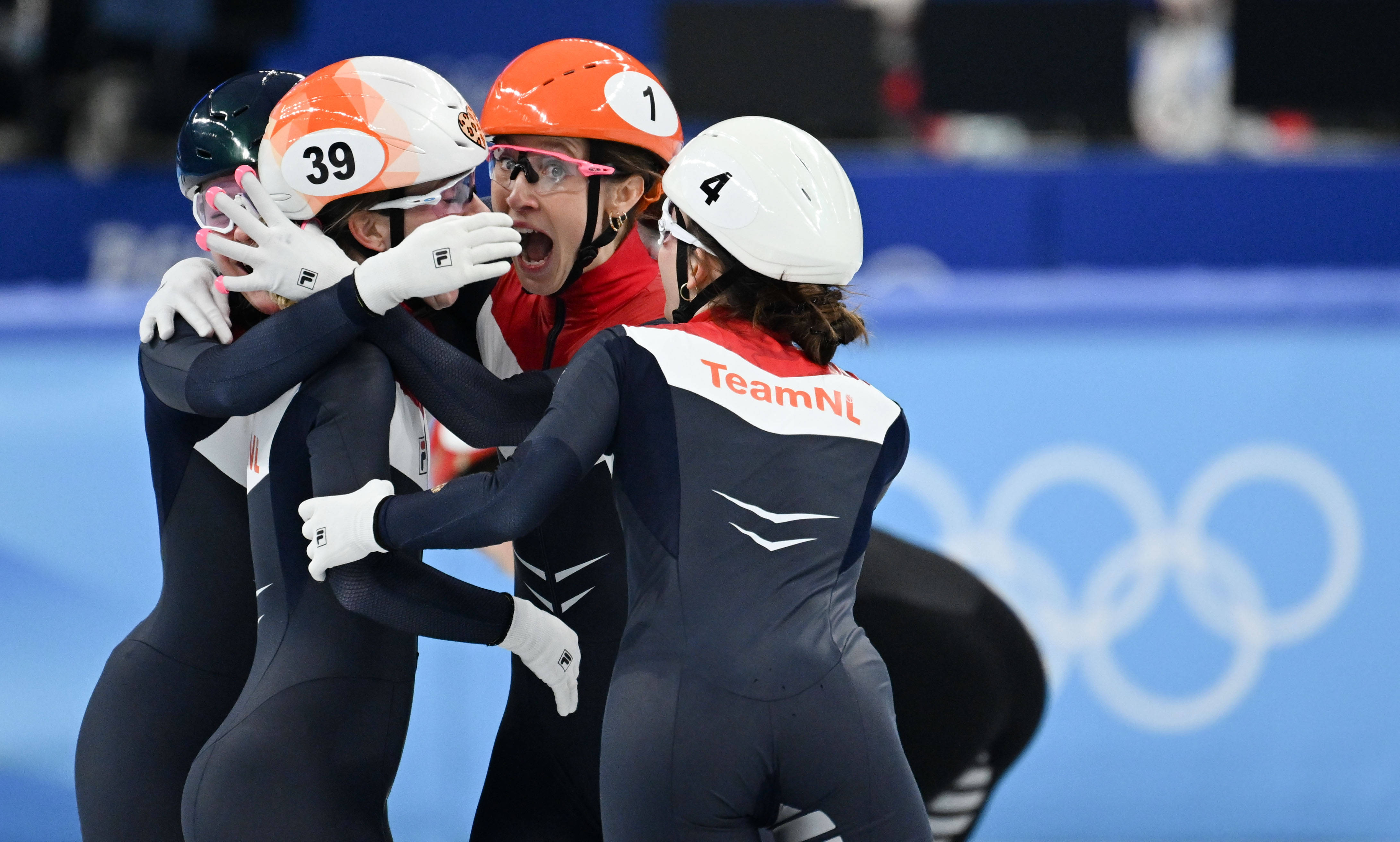 速滑比赛:荷兰选手轻松完成全程,创记录的简单介绍 速滑比赛:荷兰选手轻松完成全程,创记录的简单介绍