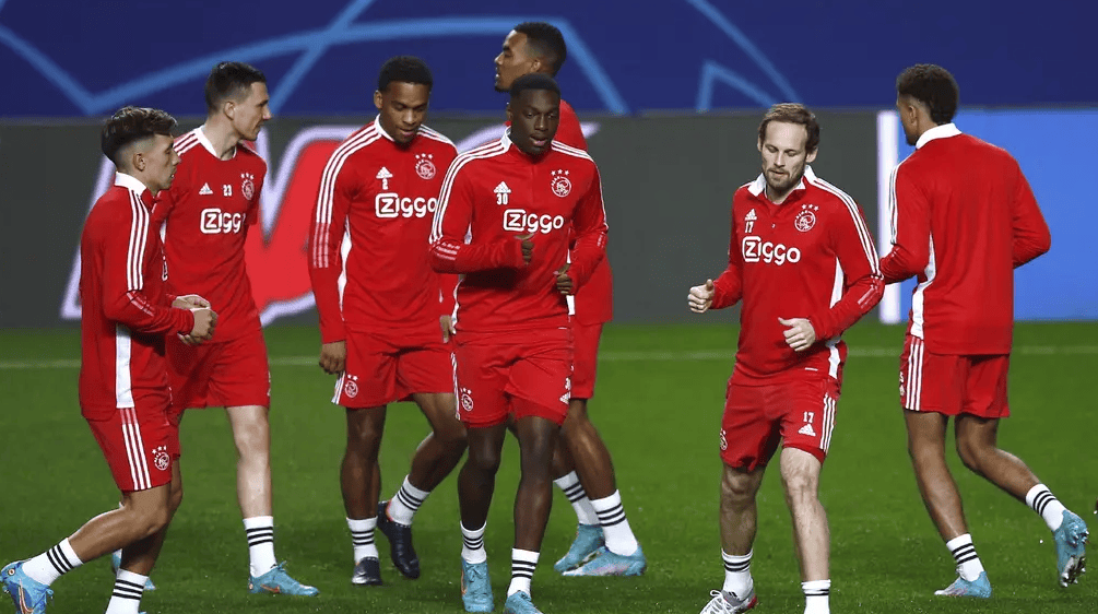 阿贾克斯勇夺胜利,欧冠赛场再添新星 阿贾克斯勇夺胜利,欧冠赛场再添新星