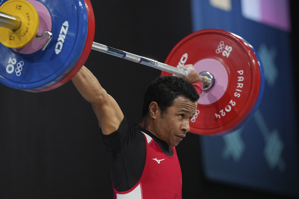 运动员在举重项目中打破纪录获得前三