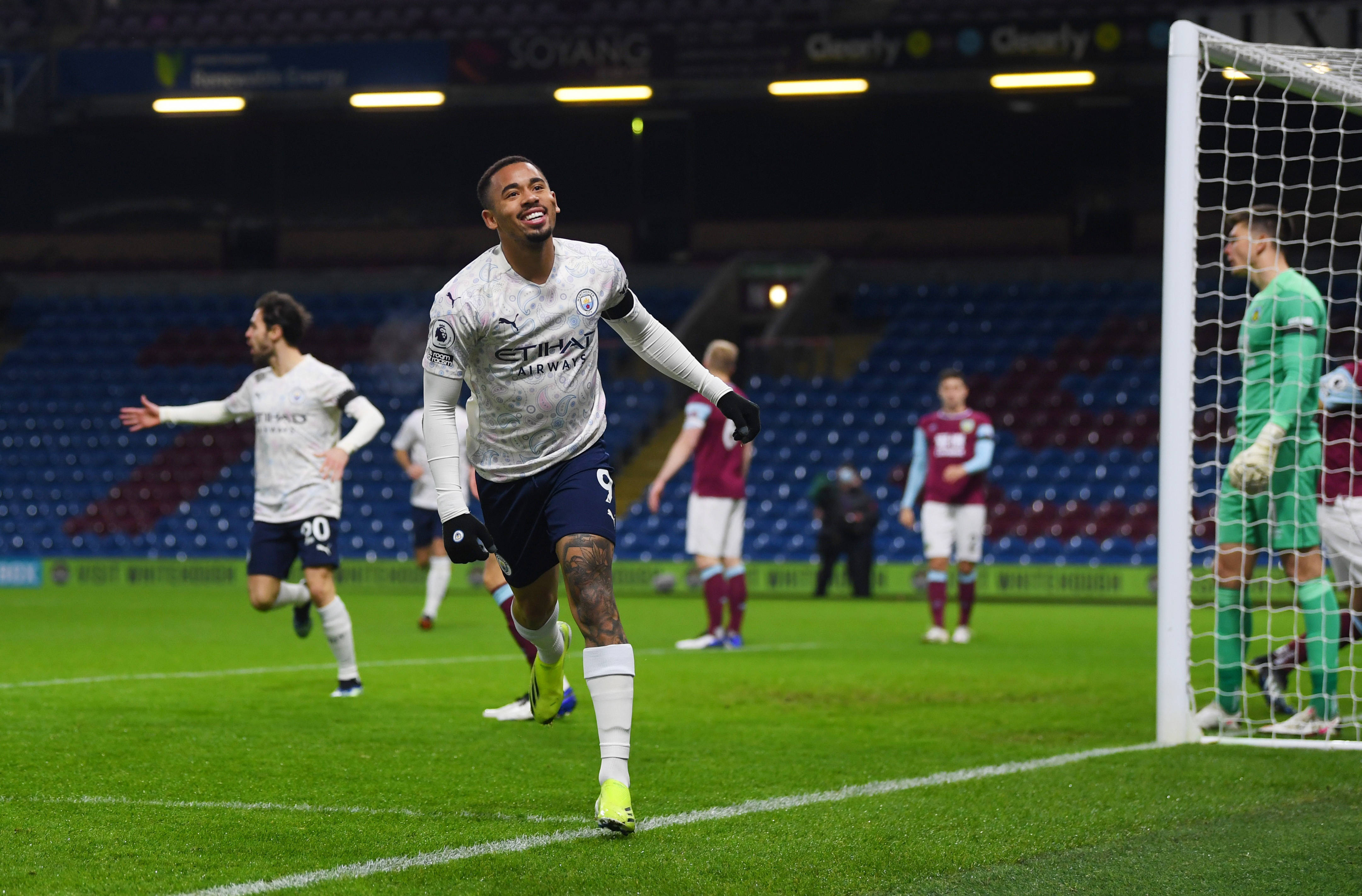伯恩利客场惨遭曼城屠杀，遭遇惨痛失利的简单介绍