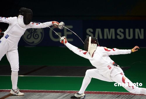 日本击剑选手勇夺银牌，实现突破