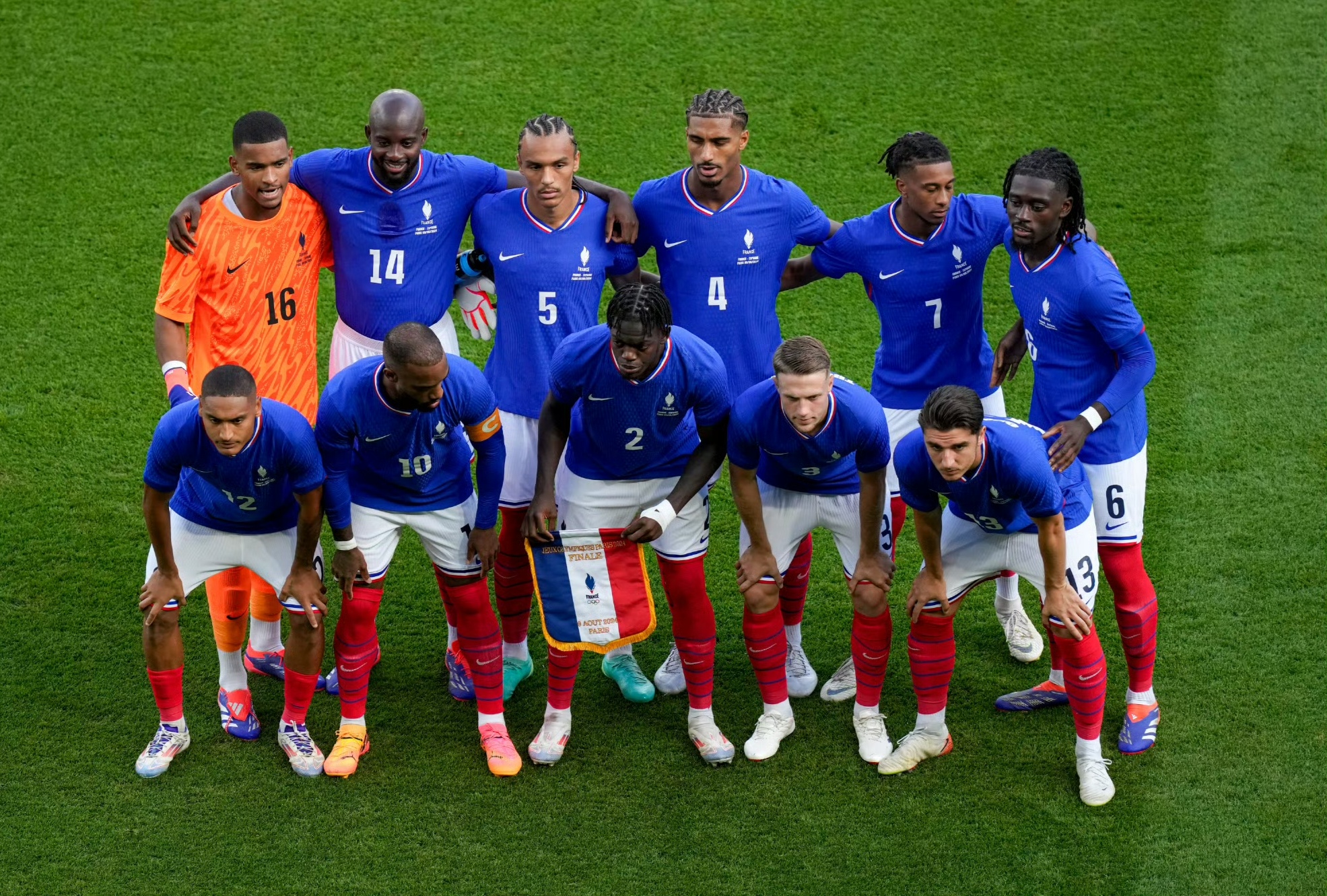 包含欧洲足球精英们的角逐吸引无数球迷围观的词条 包含欧洲足球精英们的角逐吸引无数球迷围观的词条