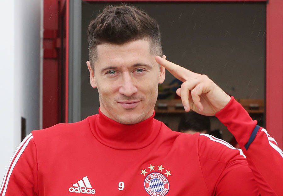 里昂逆转韩国，莱万高光表现