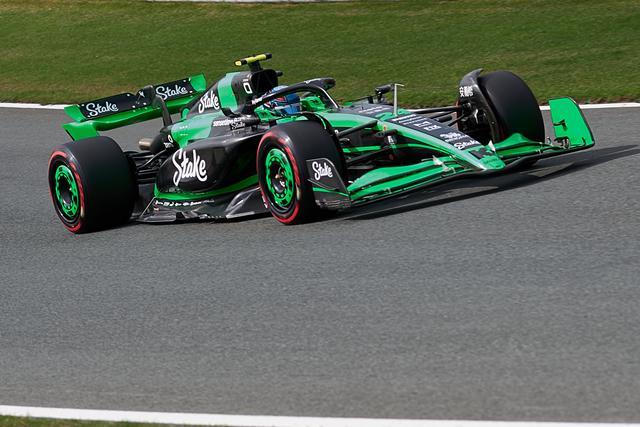 关于索伯车队鏖战威廉姆斯，汉密尔顿刷新纪录的信息