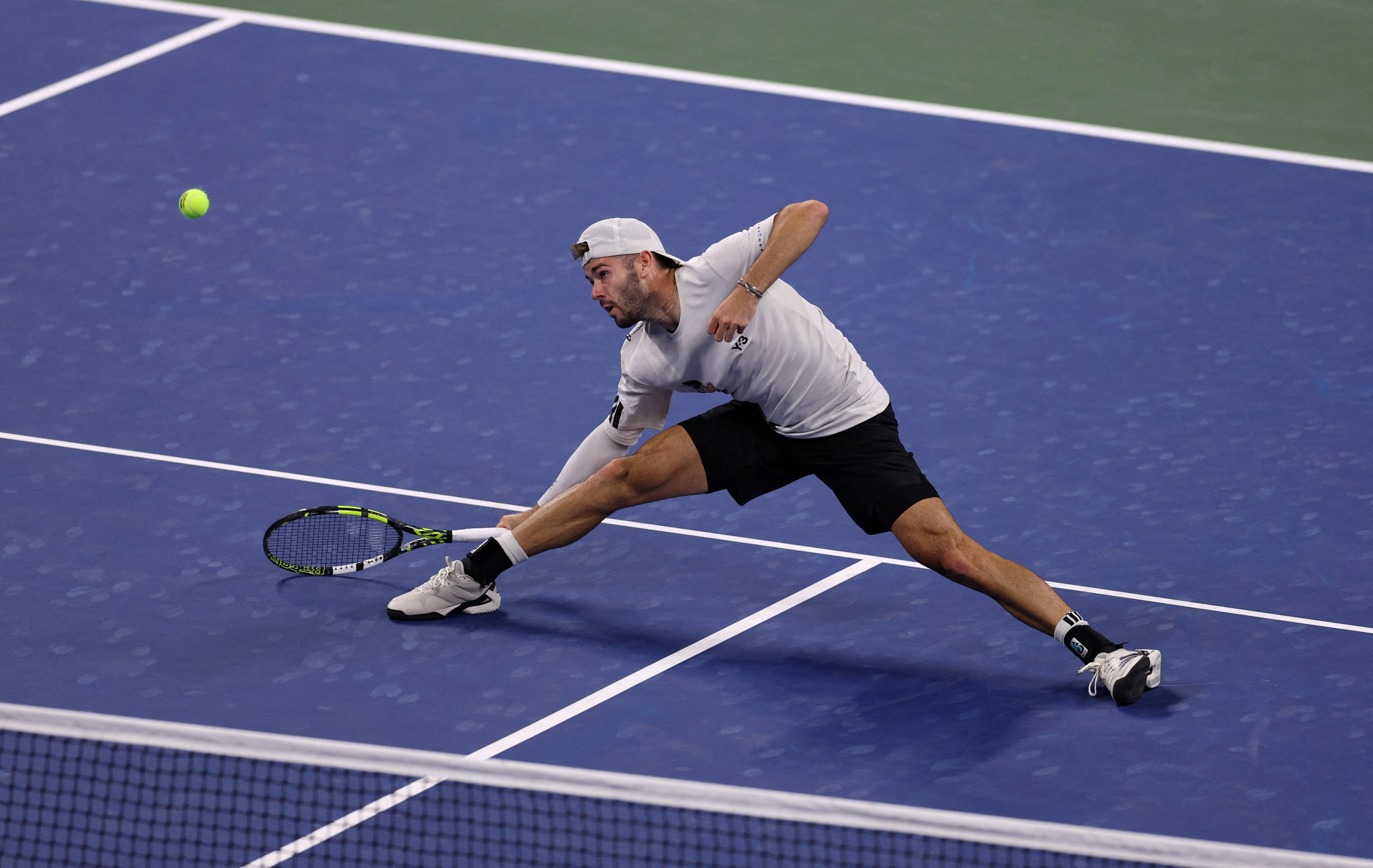 温网完胜美网,兹维列夫带队取胜 温网完胜美网,兹维列夫带队取胜