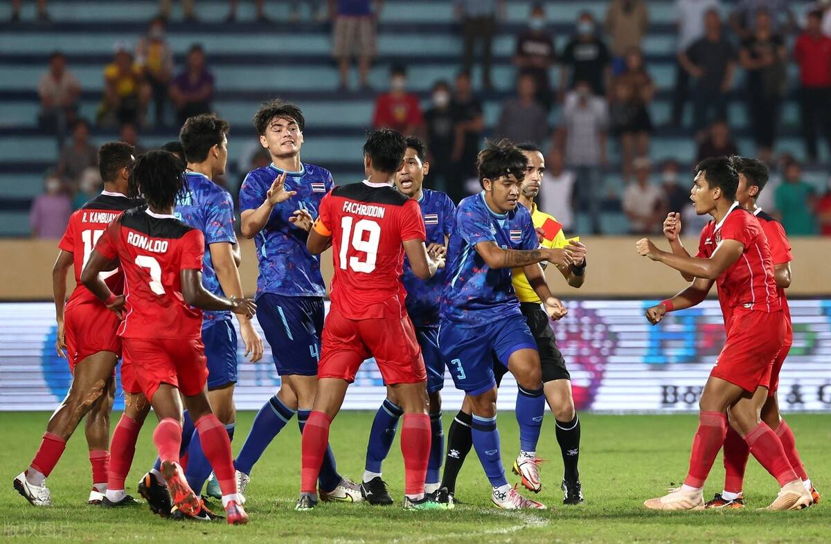 包含印尼队轻取日本队，黄鸭组合惊艳四座的词条